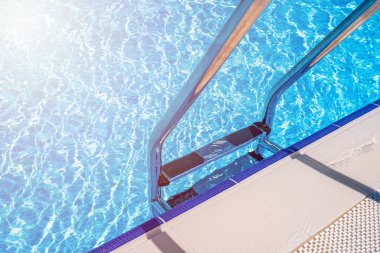 Merdivenli kavisli yüzme havuzu