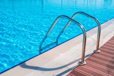 Merdivenli kavisli yüzme havuzu