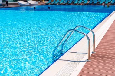 Merdivenli kavisli yüzme havuzu