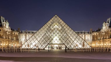 Paris'teki Louvre Müzesi gece. Paris'in merkezi bir dönüm noktası, 