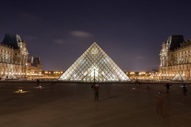 Paris'teki Louvre Müzesi gece. Paris'in merkezi bir dönüm noktası, 