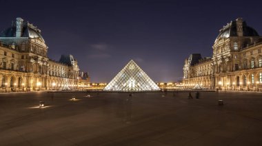Paris'teki Louvre Müzesi gece. Paris'in merkezi bir dönüm noktası, 