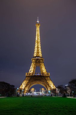 Eyfel Kulesi, Champ de Mars bir demir kule gece görünümü