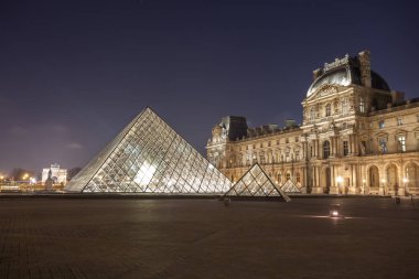 Paris'teki Louvre Müzesi gece. Paris'in merkezi bir dönüm noktası, 