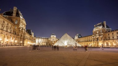Paris'teki Louvre Müzesi gece. Paris'in merkezi bir dönüm noktası, 