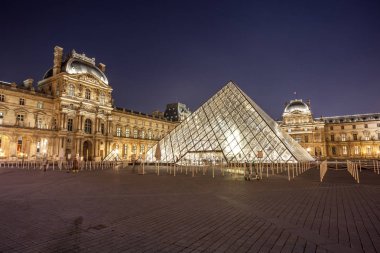 Paris'teki Louvre Müzesi gece. Paris'in merkezi bir dönüm noktası, 