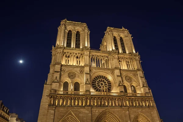 Katedrála v Notre Dame v Paříži v noci, Francie — Stock fotografie