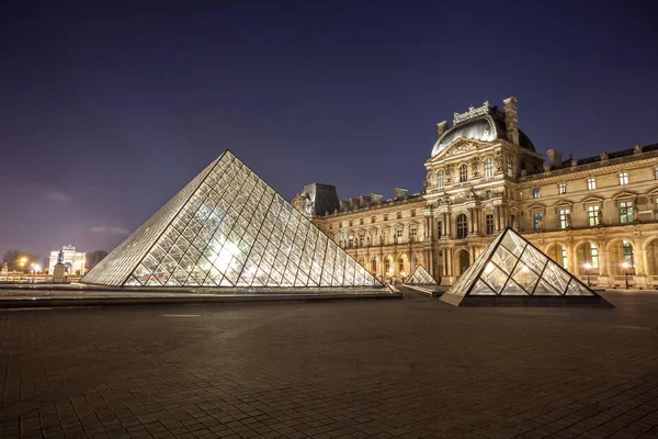 Museo del Louvre en París por la noche. Un punto de referencia central de París , —  Fotos de Stock