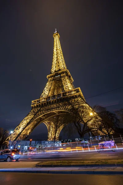 Nachtzicht op de Eiffel toren, een ijzeren toren op de Champ de Mars in — Stockfoto