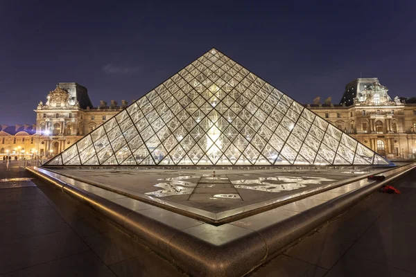 Museo del Louvre en París por la noche. Un punto de referencia central de París , — Foto de Stock