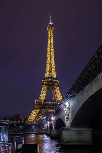 Vista nocturna de la Torre Eiffel, una torre de hierro en el Campo de Marte en —  Fotos de Stock