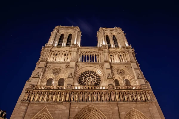 Katedrála v Notre Dame v Paříži v noci, Francie — Stock fotografie