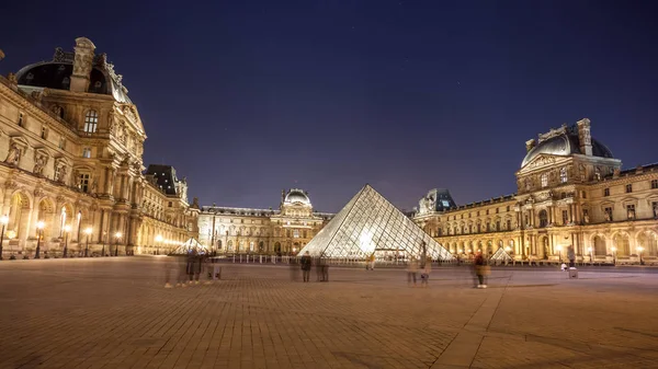 Musée du Louvre à Paris la nuit. Un repère central de Paris , — Photo