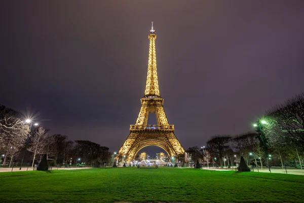 Nachtzicht op de Eiffel toren, een ijzeren toren op de Champ de Mars in — Stockfoto