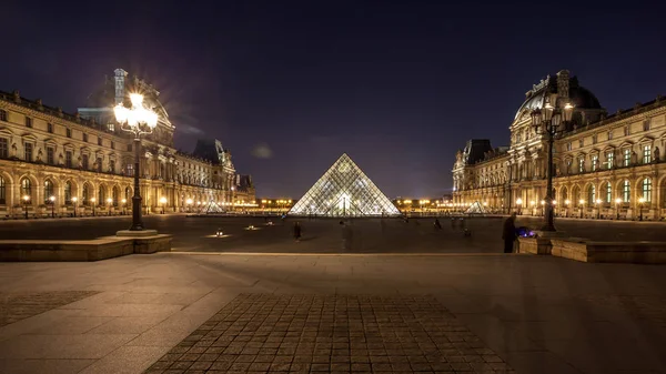 Museo del Louvre a Parigi durante la notte. Un punto di riferimento centrale di Parigi , — Foto Stock