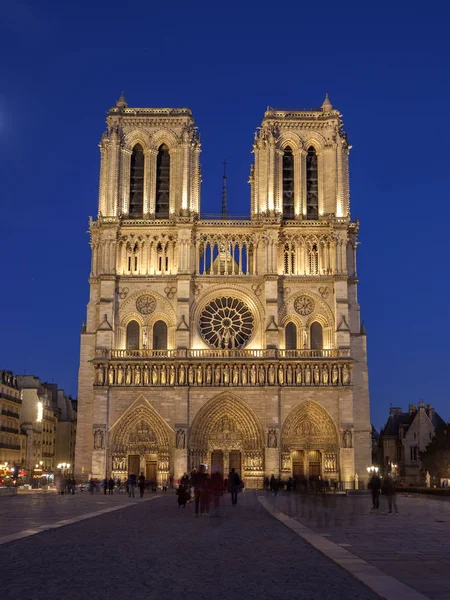 Catedral de Notre Dame em Paris à noite, França — Fotografia de Stock