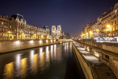 Notre Dame Katedrali ve Geceleri Paris'te Seine Nehri, Fran