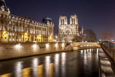 Notre Dame Katedrali ve Geceleri Paris'te Seine Nehri, Fran