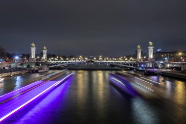 Pont Alexandre III gece Paris'te. Bu köprü bir 