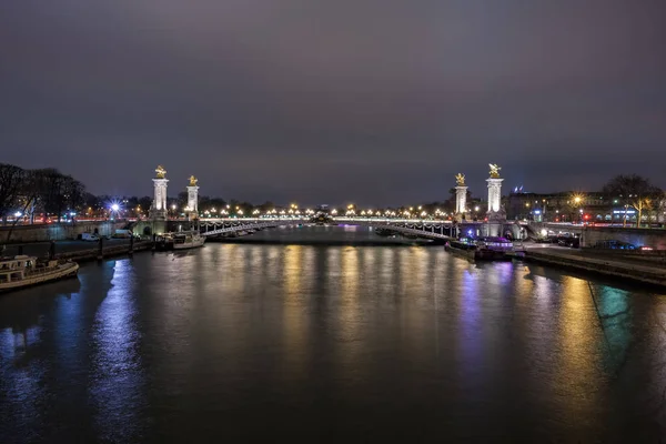 Pont Alexandre III em Paris à noite. Esta ponte é um dos — Fotografia de Stock