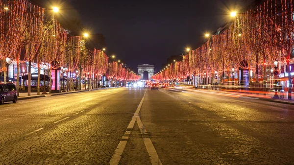 Avenue des champs elysees und arc de triomphe bei Nacht, Paris — Stockfoto
