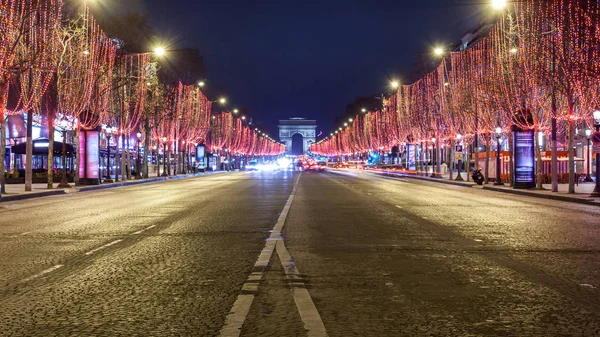 Avenue des Champs Elysees y Arc de Triomphe por la noche, París — Foto de Stock