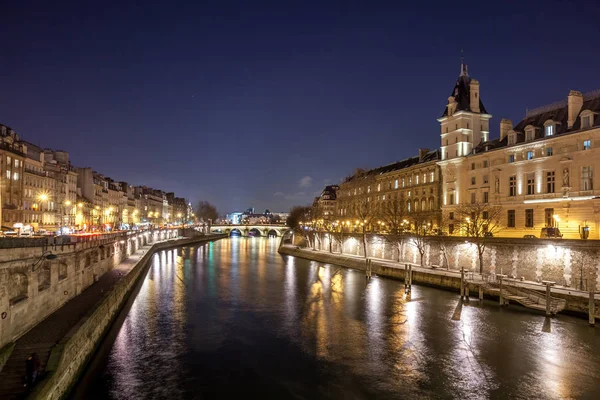 Vacker utsikt över floden Seine i Paris på natten. Frankrike. — Stockfoto