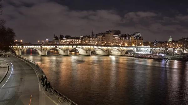 Hermosa vista sobre el río Sena en París por la noche. Francia . —  Fotos de Stock