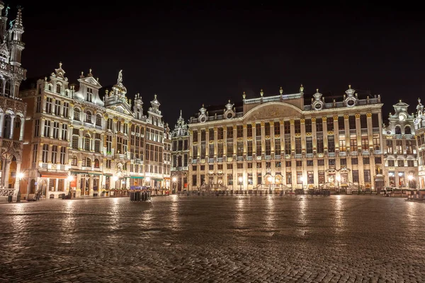 Grand Place budovy z Bruselu v noci, Belgie — Stock fotografie