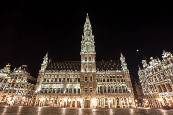 夜のブリュッセルからのグランドプレイスの建物, ベルギー — ストック写真