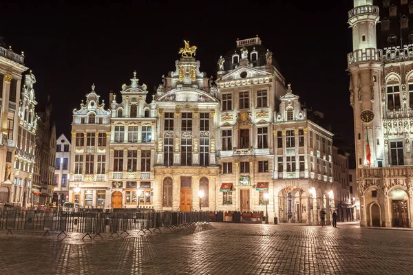 Edificios Grand Place de Bruselas por la noche, Bélgica —  Fotos de Stock