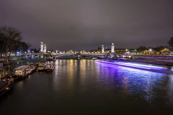 Pont Alexandre III w Paryżu w nocy. Ten most jest jednym z — Zdjęcie stockowe