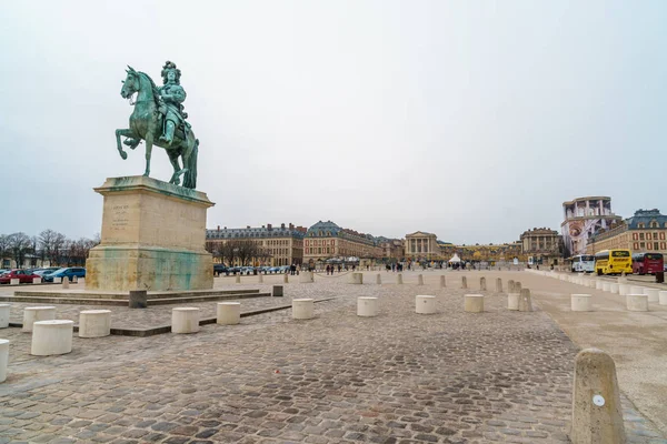 Versailles, Franciaország-10.01.2019: Louis XIV lovasszobor — Stock Fotó