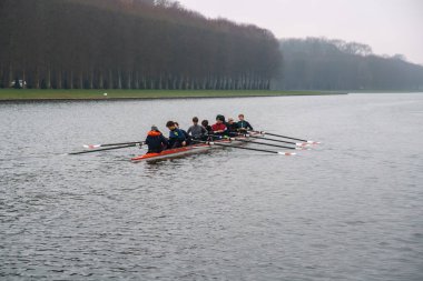 Versailles, Fransa - 19.01.2019: Ve'deki Büyük Kanal'da Kürek