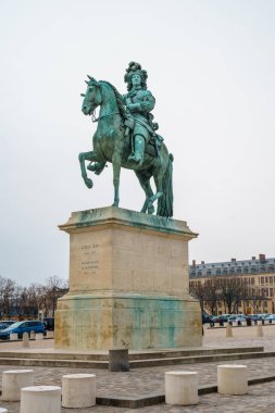 Louis Xiv'in Pala'nın önünde Place d'Armes'te binicilik heykeli