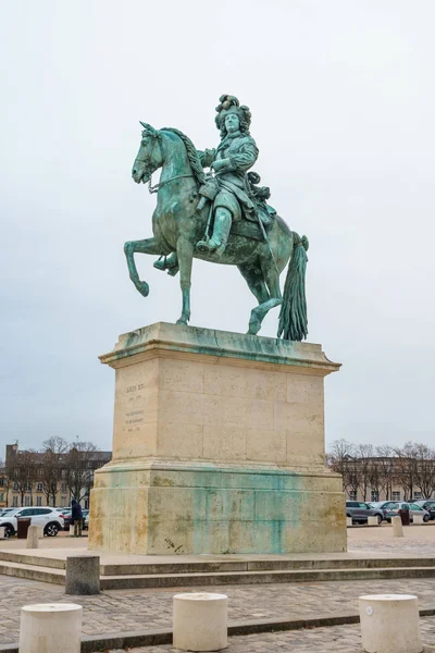 Statue équestre de Louis XIV sur la Place d'Armes devant Pala — Photo