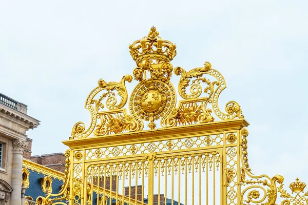 La puerta dorada del Palacio de Versalles en Francia — Foto de Stock