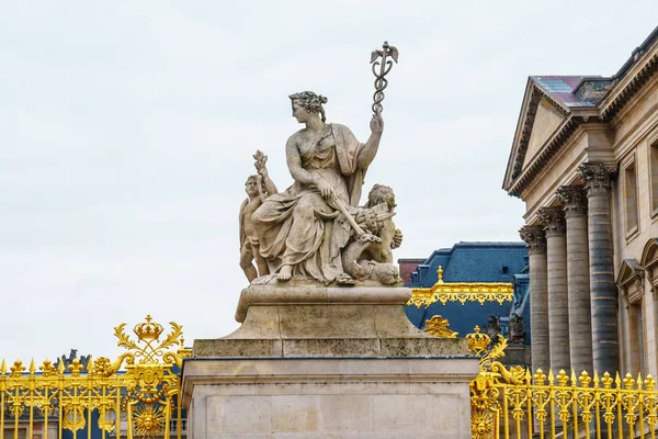 La puerta dorada del Palacio de Versalles en Francia — Foto de Stock