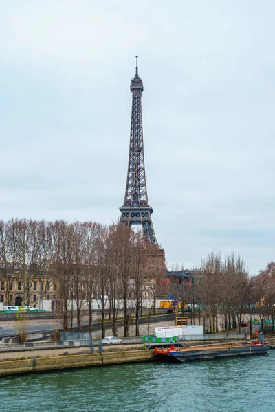 Eyfel Kulesi ve Paris, Fransa'da sienna nehir görünümü — Stok fotoğraf