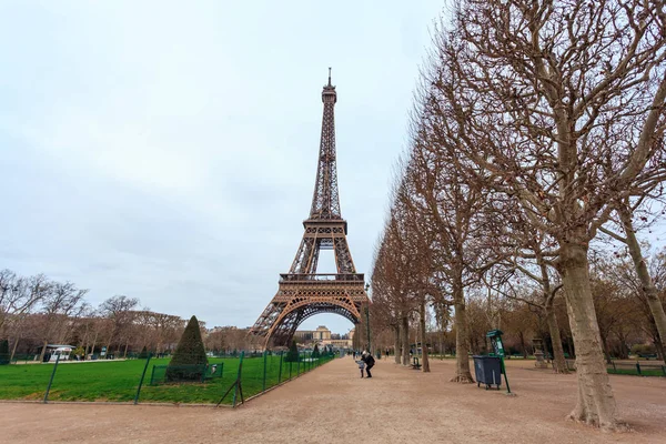 Visa på Eiffeltornet från Champ de Mars (fält av fördärvar) — Stockfoto