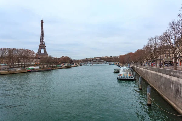 Eyfel Kulesi ve Paris, Fransa'da sienna nehir görünümü — Stok fotoğraf