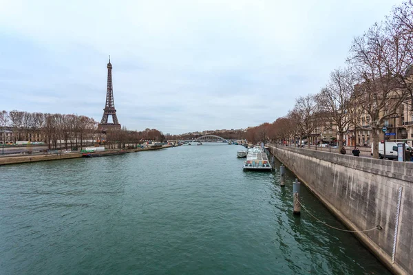 Eyfel Kulesi ve Paris, Fransa'da sienna nehir görünümü — Stok fotoğraf