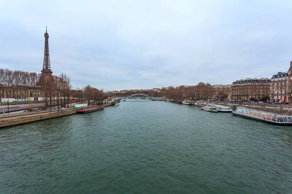 Eyfel Kulesi ve Paris, Fransa'da sienna nehir görünümü — Stok fotoğraf