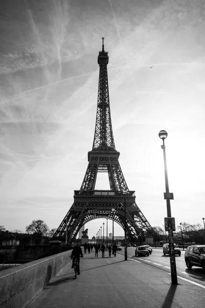 Zicht op de Eiffel toren vanaf de Champ de Mars (veld van Mars). B&W — Stockfoto