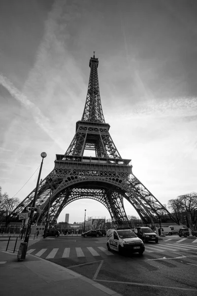 Zicht op de Eiffel toren vanaf de Champ de Mars (veld van Mars). B&W — Stockfoto