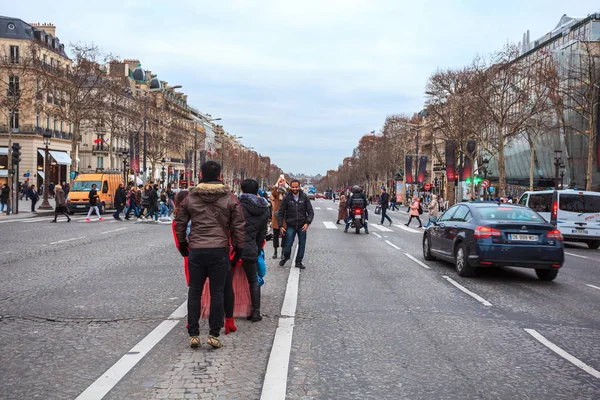 París, Francia - 15.01.2019: Avenue des Champs Elysees. Calles o — Foto de Stock