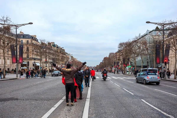 París, Francia - 15.01.2019: Avenue des Champs Elysees. Calles o — Foto de Stock