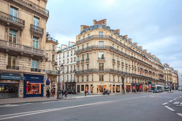 Paris, França - 17.01.2019: Ruas de Paris, França. edifícios — Fotografia de Stock