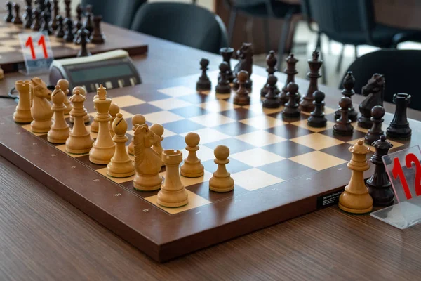 Pièces d'échecs sur le plateau Avant le tournoi d'échecs . — Photo