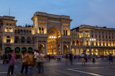 Milano, İtalya - 14.08.2018: Vittorio Emanuele Ii Gallery - Piazz